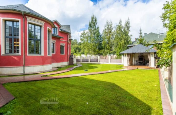 Дом 800 м² на участке 15 сот.