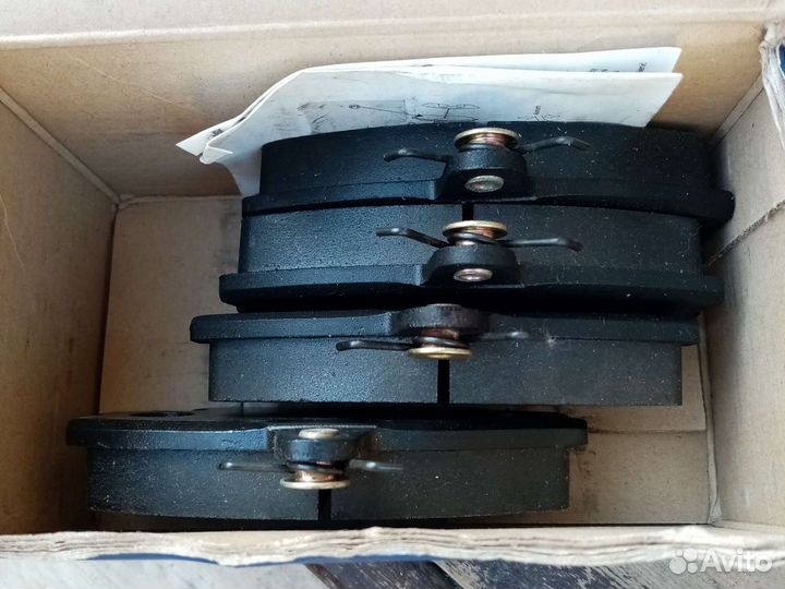 Тормозные колодки новые передние на Рено Логан