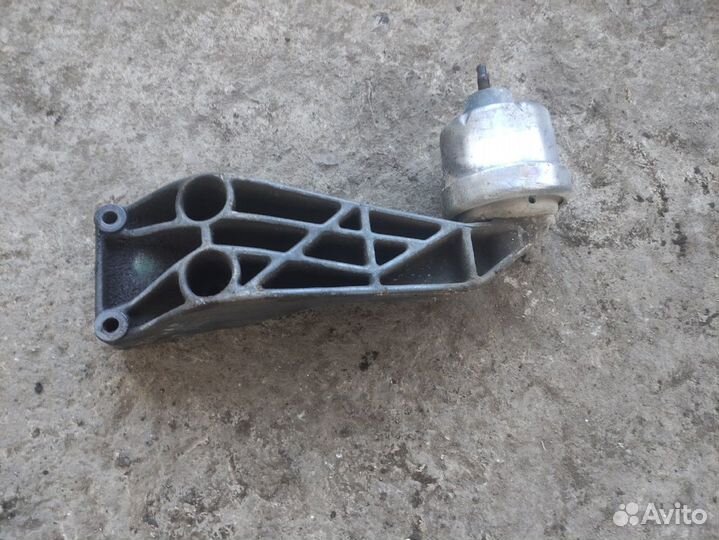 Кронштейн двигателя передний правый Opel Vectra B