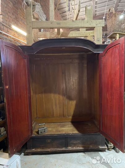 Огромный Старинный Шкаф