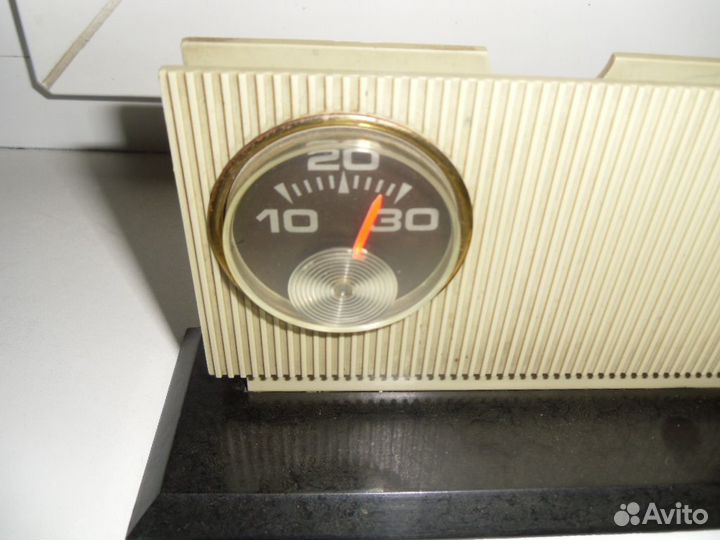 Настольная подставка с термометром и перьевой ручк