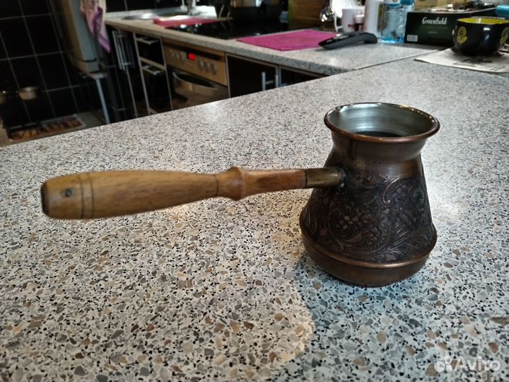 Старая медная кофеварка турка