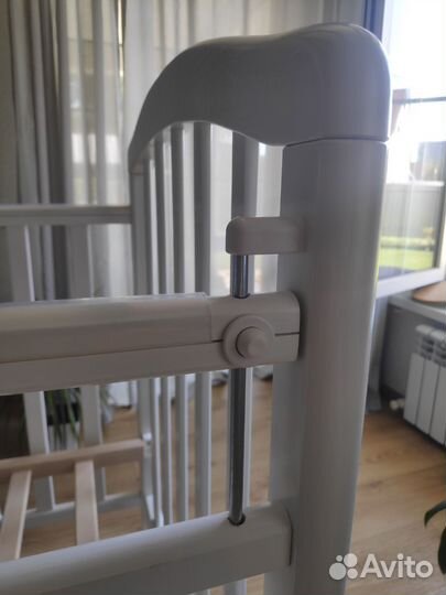Кроватка детская с маятником