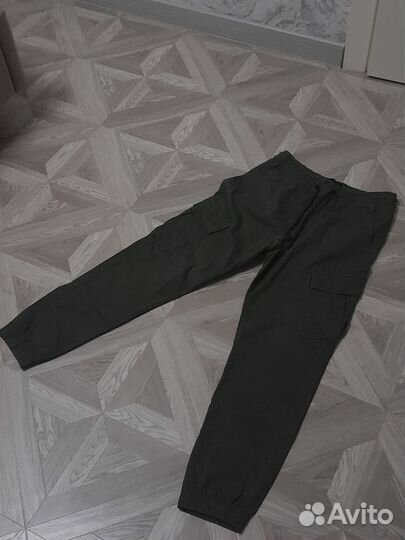 Зелёные брюки карго