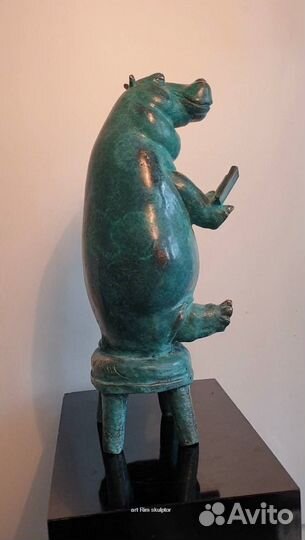 Скульптура бегемота «Мечтатель»