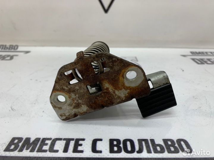 Замок крючок капота Volvo S60 S80 V70 XC70 (99-08)