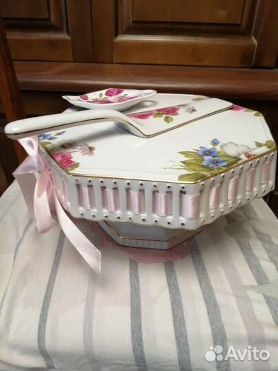 Тортница на ножке