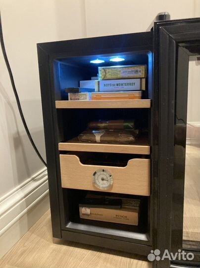 Хьюмидор-холодильник Howard Miller на 150 сигар