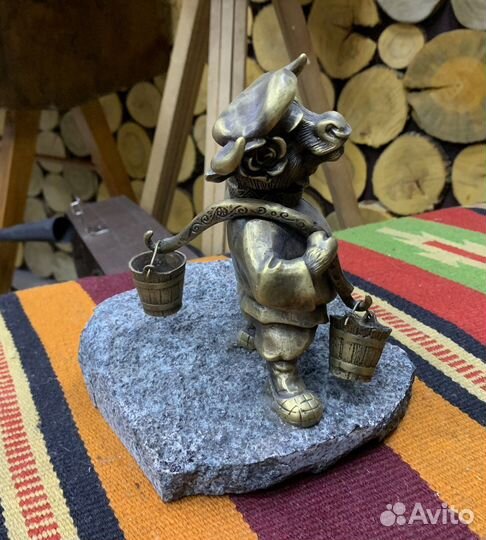 Бронзовая статуэтка Первый парень на деревне