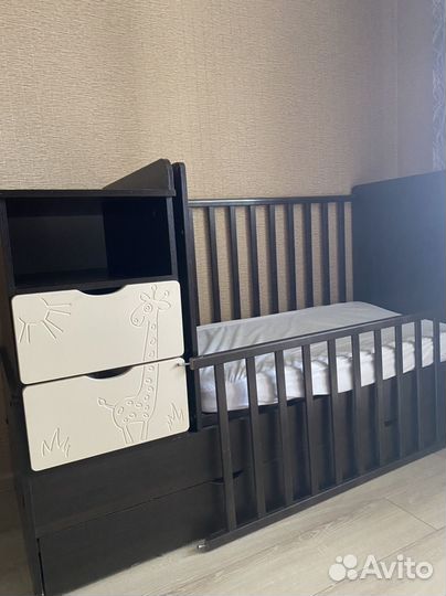 Детская кроватка с маятником и ящиком