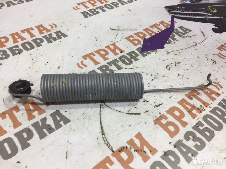 Фольксваген Поло Пружина багажника