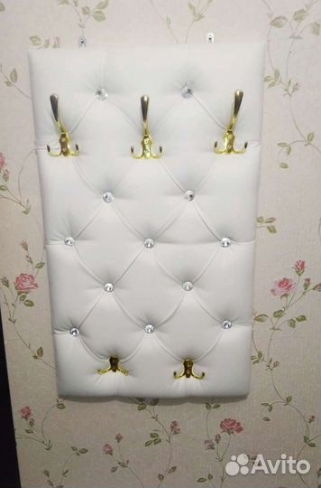 Стеновая панель с пуфом