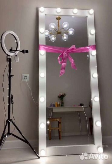 Гримерное зеркало с лампочками