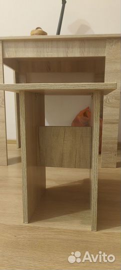 Стол и табуретки кухонные