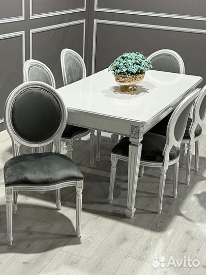 Стол и стулья