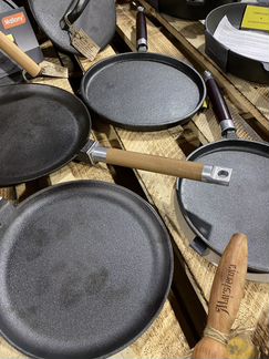 Сковороды чугунные в ассортименте