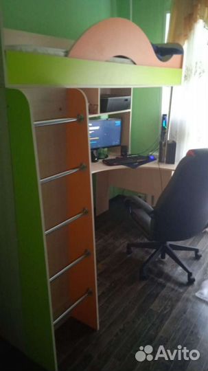 Кровать, стол, шкаф