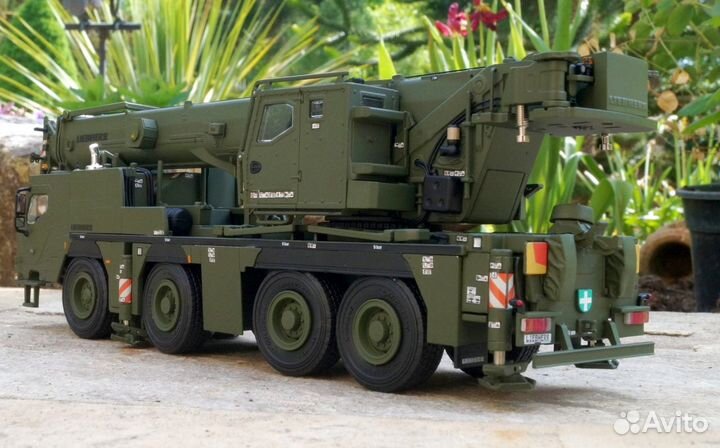 1/50 кран Liebherr 1090-4.2 Bundeswehr WSI