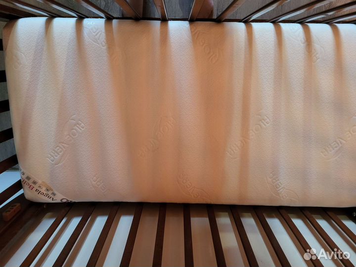 Детская кроватка с маятником и ящиком