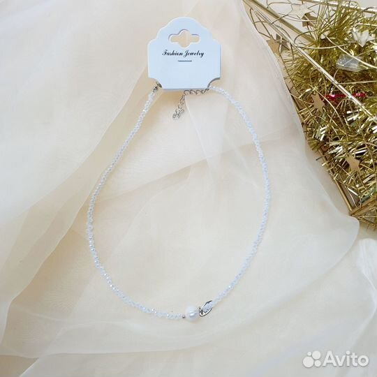 Тонкое блестящее колье с жемчужиной