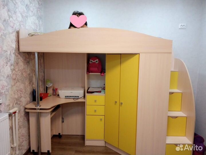 Детская кровать чердак со столом и шкафом