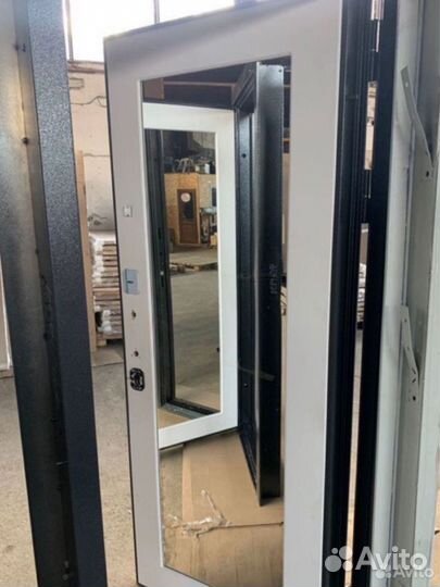 Дверь входная металлическая с зеркалом