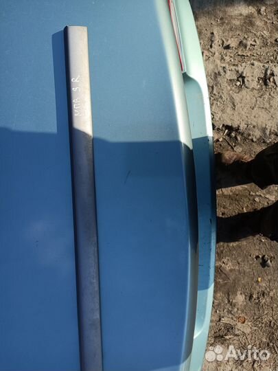 Молдинг задней правой двери Mazda MPV