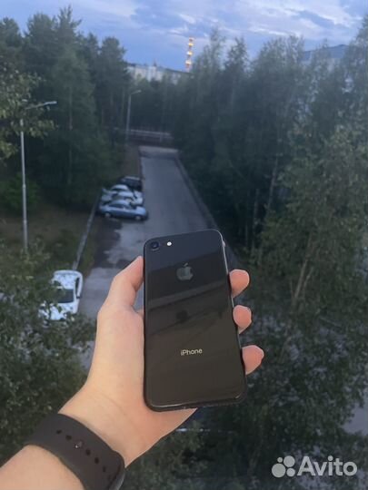 Телефон iPhone 8 64 gb