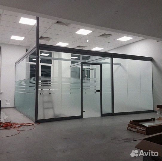 Стеклянная перегородка офис