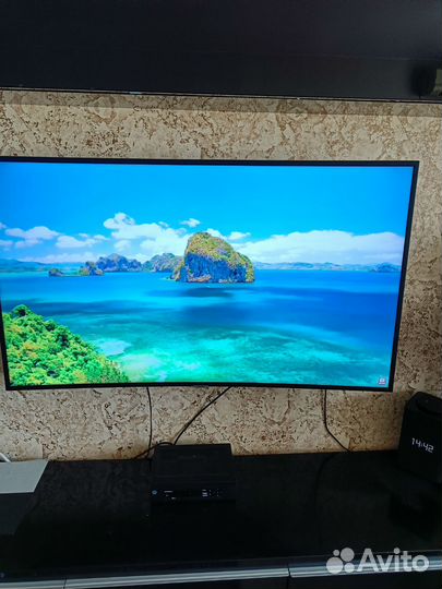 Телевизор Samsung UE-NU7300U. Изогнутый экран