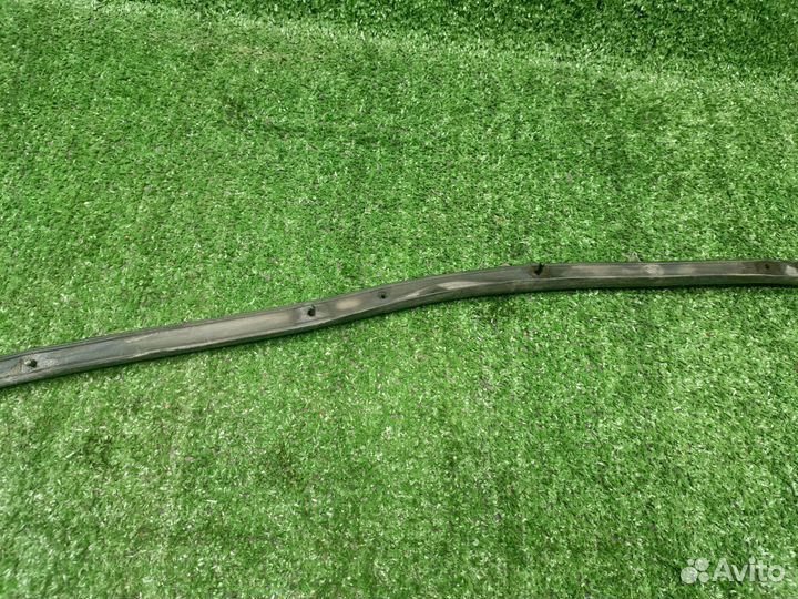 Уплотнитель жабо Mazda 323 BA