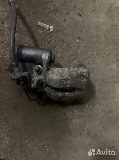 Задний левый суппорт на Фольксваген сс