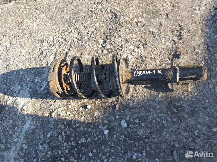 Стойка передняя правая рено сценик 1
