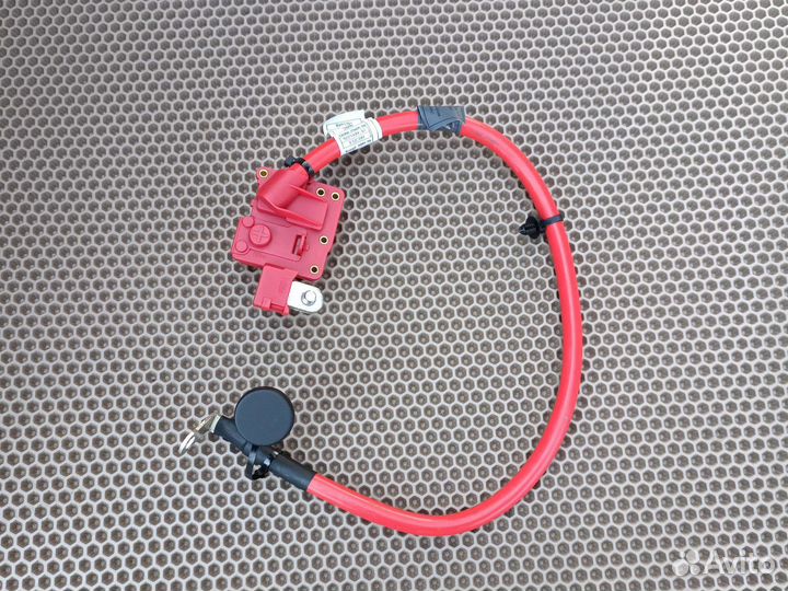 Новая BMW X3 F25 клемма плюсовая