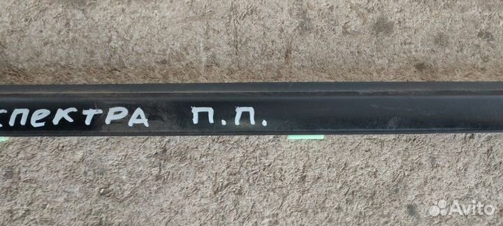 Молдинг стекла передний правый Kia Spectra