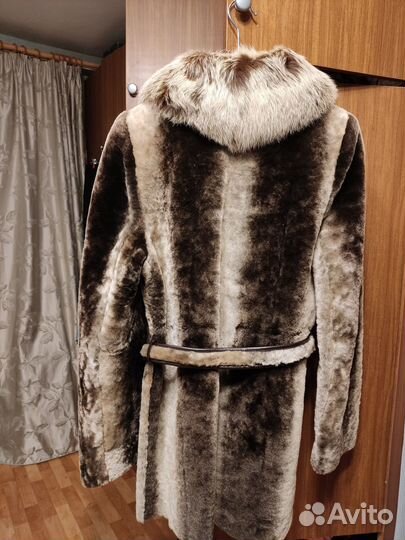 Шубка мутоновая с воротником из крашеного песца