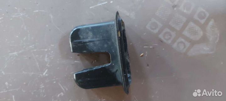 Кожух замка багажника на Volkswagen Passat B6