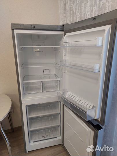 Холодильник Indesit