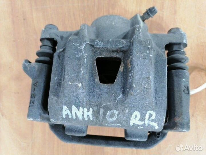 Суппорт задний правый Toyota Alphard ANH10W 2azfe