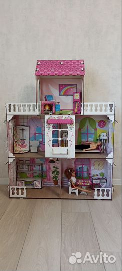 Большой кукольный домик с мебелью