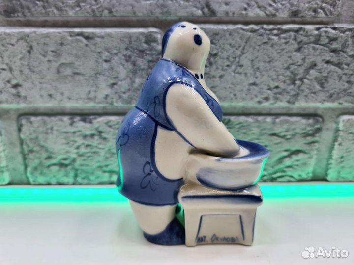 П.8051 Хозяюшка с тазом Гжель