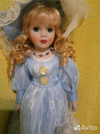 Кукла фарфоровая