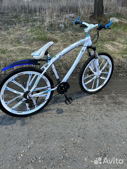 Велосипед на литых дисках BMW