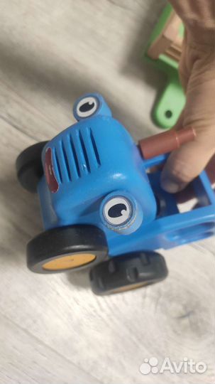 Игрушка синий трактор