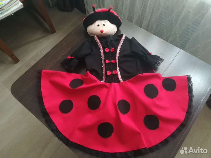 Кузнечик, жук, муха цокотуха, божья коровка