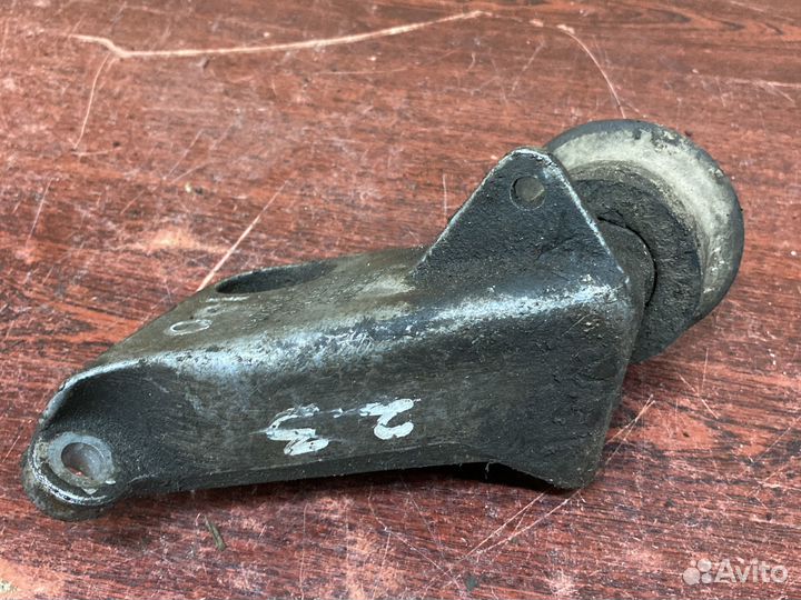 Передний кронштейн двигателя ауди 100 с4