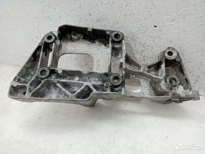 Кронштейн генератора volkswagen golf 5