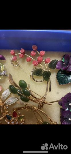 Винтаж брошь коралл и нефрит 11 роз