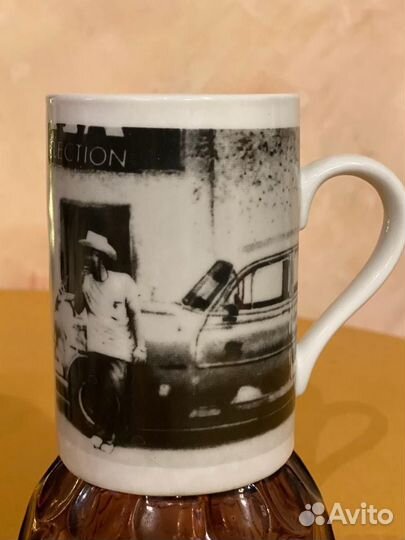 Набор стильных кружек на стойке