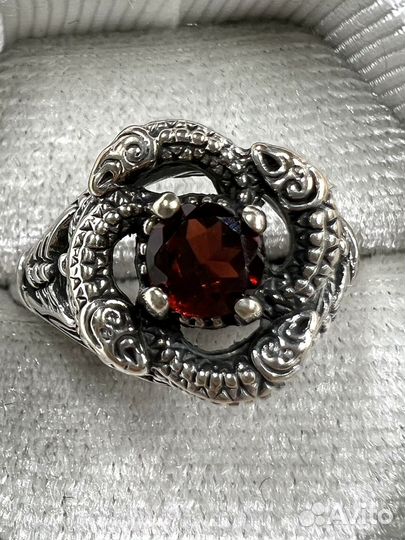 Серебряное кольцо с гранатом